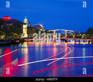 Skinny (ponte Magere Brug) riflettendo nel fiume Amstel di notte, Amsterdam, Olanda, Paesi Bassi Foto Stock