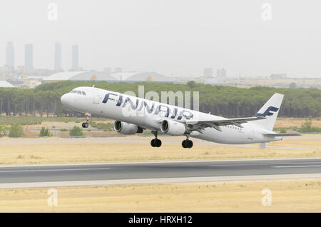 Piano Airbus A321 di Finnair compagnia aerea, è tenuto fuori da Madrid - Barajas, Adolfo SUAREZ aeroporto. Nuvoloso Giorno d'estate. Foto Stock