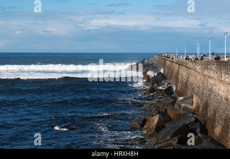 Paesi Baschi, Spagna: Skyline di Donostia San Sebastian, la città costiera del Golfo di Biscaglia, con vista del Kursaal Bridge Foto Stock