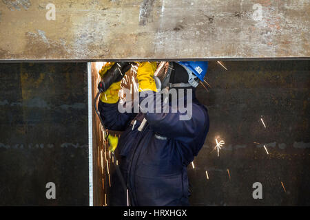 Saldatrici a lavorare nell'industria pesante Foto Stock