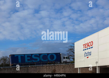 Tesco Extra Branding su bianco luminoso con parete a marchio Tesco consegna camion anche in primo piano Foto Stock