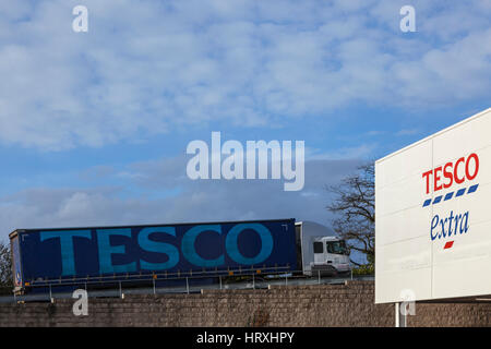 Tesco Extra Branding su bianco luminoso con parete a marchio Tesco consegna camion anche in primo piano Foto Stock