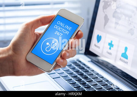 Online medico e sanitario app sul telefono cellulare con il concetto di persona che mostra lo schermo dello smartphone, la diagnosi remota o di consultazione Foto Stock