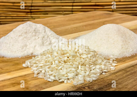 Pile di riso,farina e semola su un tavolo di legno. Chiudere Foto Stock