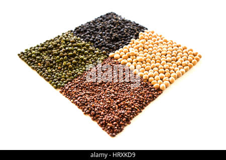 Sementi di erbe. Una corretta alimentazione con l'aggiunta di semi. Semi di Chia. Semi di lino. Bianco semi di soia. Nero semi di fagiolo. Foto Stock