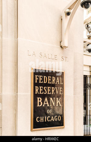 Chicago, Stati Uniti d'America - 30 Maggio 2016: Federal Reserve segno, logo e il testo con La Salle street Foto Stock