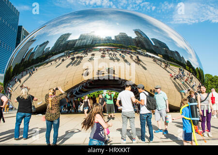 Chicago, Stati Uniti d'America - 30 Maggio 2016: Chicago bean in Millennium Park con molte persone e gli edifici in background Foto Stock