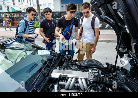 Florida South, Miami Beach, Art Deco Weekend, festival della comunità, mostra di auto classiche, asiatici immigrati etnici immigrati minoranza, adulto uomo adulti Foto Stock