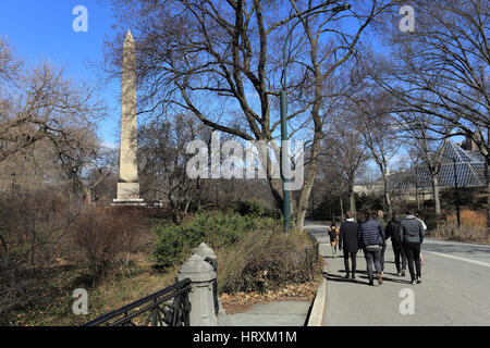 Cleopatra Needle antico obelisco egiziano Central Park di New York City Foto Stock