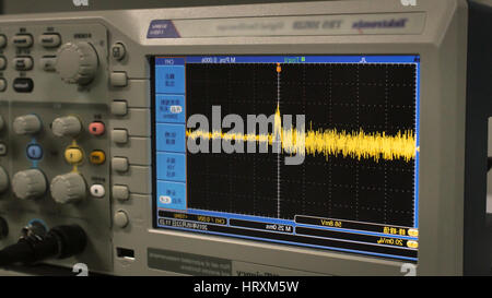 Dettaglio di un oscilloscopio in una fabbrica di componenti elettronici. Foto Stock