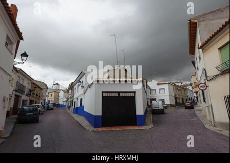 Una strada nel villaggio di Campo de Criptana, Castilla-La Mancha , Spagna Foto Stock