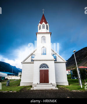 Chiesa bianca in Bildudalur in Islanda Foto Stock