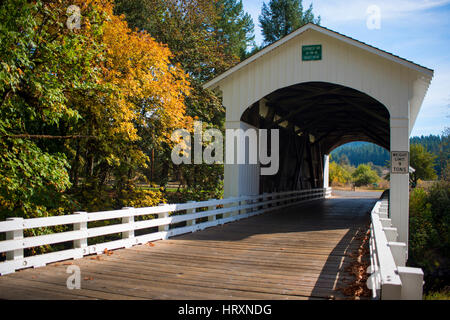 Questo ponte coperto è seduto proprio nel bel mezzo del nulla nella città di Marcola, o. Foto Stock