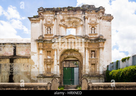 La facciata della chiesa in rovina - Antigua, Guatemala Foto Stock