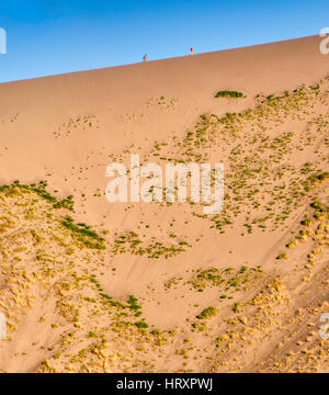 Gli escursionisti a grande duna al Bruneau Dunes State Park, alta regione desertica, Idaho, Stati Uniti d'America Foto Stock