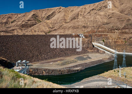 Lanca diga, una centrale idroelettrica di run-di-il-fiume rockfill diga sul fiume Snake a Hells Canyon, Idaho lato in corrispondenza del confine Idaho-Oregon, STATI UNITI D'AMERICA Foto Stock