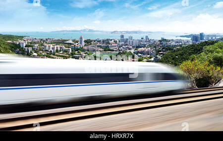 Treno ad alta velocità in background urbano, Xiamen, Cina. Foto Stock