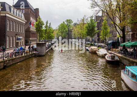 Persone canoa in un canale di Amsterdam, Paesi Bassi Foto Stock