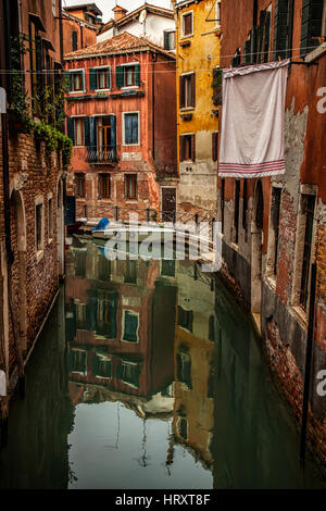 Tranquillo canale con i panni appesi in una zona residenziale di Venezia, Italia Foto Stock