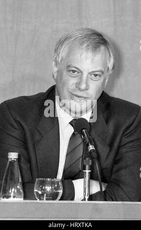 Rt. L'on. Christopher Patten, presidente del partito conservatore, partecipa a una conferenza stampa a Londra in Inghilterra il 30 luglio 1991. In seguito divenne l'ultimo governatore di Hong Kong. Foto Stock