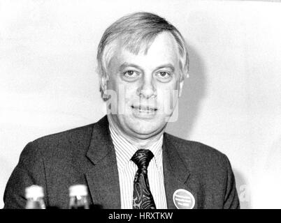 Rt. L'on. Christopher Patten, Segretario di Stato per l'ambiente e membro del partito conservatore del Parlamento per bagno, partecipa a una conferenza stampa a Londra in Inghilterra il 4 aprile 1990. In seguito divenne l'ultimo governatore di Hong Kong. Foto Stock