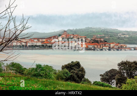 San Vicente de la Barquera, vista panoramica. Foto Stock