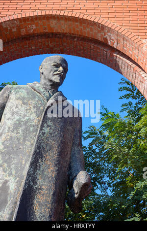 Statua di Lenin al di fuori della porta del Parco comunista a Budapest Foto Stock