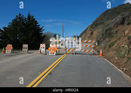 Pacific Coast Highway(PCH) strada chiusa al punto sfilacciato .costiera della California Highway 1 è temporaneamente chiuso in diversi posti dopo le recenti tempeste Foto Stock