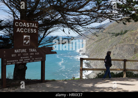 Accesso costiero segno che conduce al sentiero natura che vi conduce alla spiaggia sottostante al punto sfilacciato California centrale al gateway di Big Sur Foto Stock