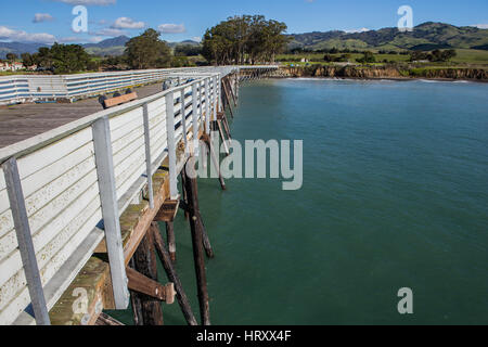 San Simeon molo del William Randolph Hearst Memorial State Beach. Sul PCH, California Highway 1 Foto Stock