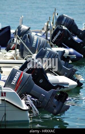 Per i motori fuoribordo sollevato su barche Foto Stock