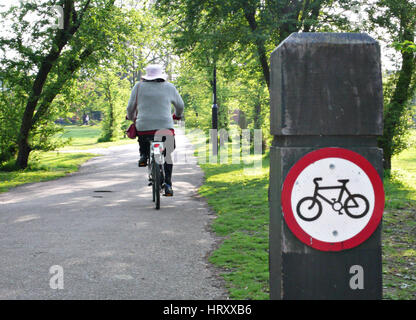 Un ciclista ignora il nessun segno di ciclismo Foto Stock