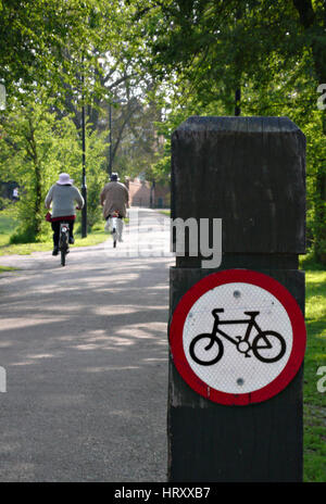 Un ciclista ignora il nessun segno di ciclismo Foto Stock