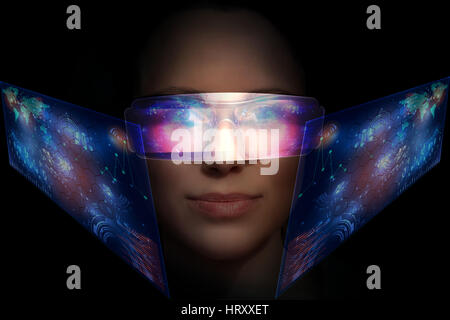 Close-up ritratto di giovane e bella donna con la virtuale occhiali futuristico ( concetto tecnologico).virtuale interfaccia olografica e la giovane donna Foto Stock