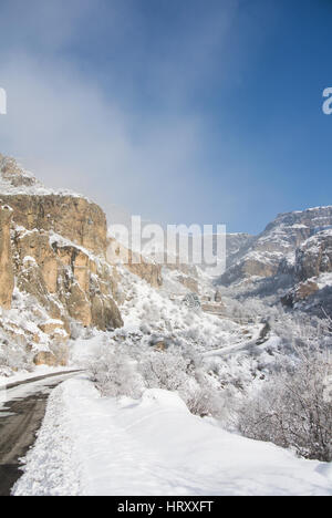 Un panorama invernale del Monastero di Geghard, unica costruzione architettonica e un patrimonio mondiale UNESCO in Armenia. Foto Stock