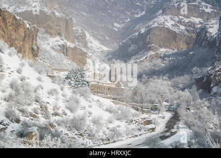 Un panorama invernale del Monastero di Geghard, unica costruzione architettonica e un patrimonio mondiale UNESCO in Armenia. Foto Stock