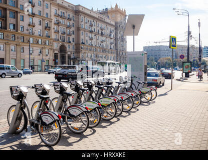 Mosca - Agosto 19, 2016: noleggio biciclette stazione su Sadovaya-Chernogryazskaya street. Il progetto pilota urbano di bici a noleggio è iniziata nel 2013. Foto Stock