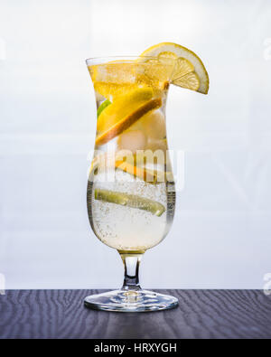 Bevande rinfrescanti con calce, limone e arancio Foto Stock