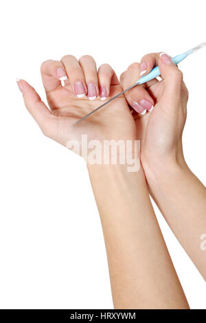 La cura del corpo delle mani. Donna lucidare le unghie con la lima per unghie. Foto Stock