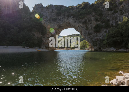 Il Pont d'Arc è un grande ponte naturale, situato nel dipartimento dell'Ardèche nel sud di Franco. L'arco scavato dal fiume Ardèche, è 60 m Foto Stock