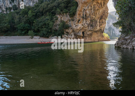 Il Pont d'Arc è un grande ponte naturale, situato nel dipartimento dell'Ardèche nel sud di Franco. L'arco scavato dal fiume Ardèche, è 60 m Foto Stock