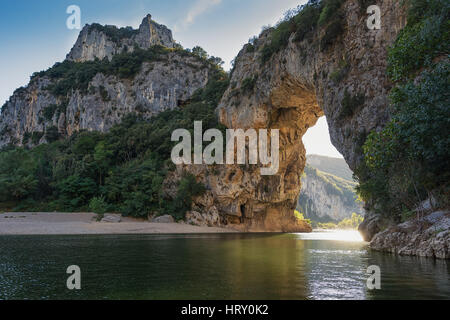 Il Pont d'Arc è un grande ponte naturale, situato nel dipartimento dell'Ardèche nel sud di Franco. L'arco scavato dal fiume Ardèche, è 60 m Foto Stock