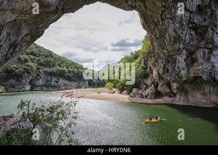 Il Pont d'Arc è un grande ponte naturale, situato nel dipartimento dell'Ardèche nel sud di Franco. L'arco scavato dal fiume Ardèche, è 60 m Foto Stock