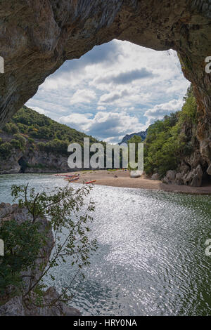 Il Pont d'Arc è un grande ponte naturale, situato nel dipartimento dell'Ardèche nel sud di Franco. L'arco scavato dal fiume Ardèche, è 60 m Foto Stock