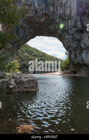 Il Pont d'Arc è un grande ponte naturale, situato nel dipartimento dell'Ardèche nel sud di Franco. L'arco scavato dal fiume Ardèche, è 60 m Foto Stock