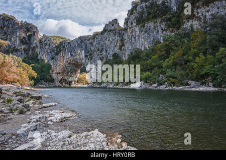 Il Pont d'Arc è un grande ponte naturale, situato nel dipartimento dell'Ardèche nel sud di Franco. L'arco scavato dal fiume Ardèche, è 60 m Foto Stock