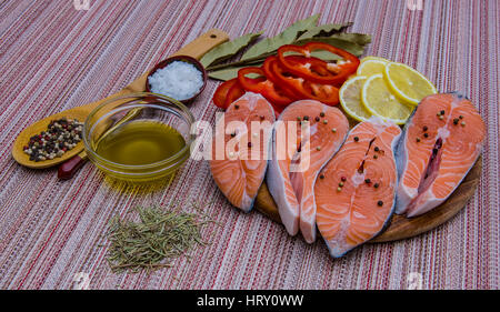 Filetto di salmone di rosmarino e di limone, la preparazione di un pesce rosso Foto Stock