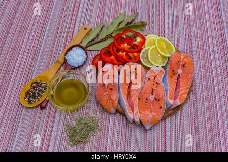 Filetto di salmone di rosmarino e di limone, la preparazione di un pesce rosso Foto Stock