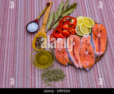 Filetto di salmone di rosmarino e di limone, la preparazione di un pesce rosso Foto Stock