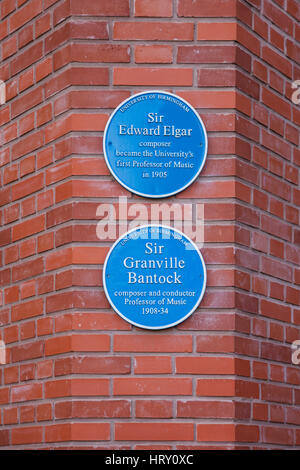 Le placche blu compositori britannici sir Edward elgar e sir granville bantock, sulla parete del dipartimento di musica dell'Università di Birmingham Foto Stock